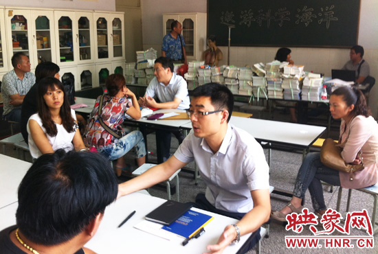 各區(qū)受理咨詢的教育部門工作人員對(duì)于提出的問(wèn)題一一作出解答。