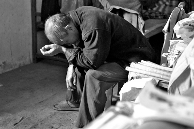 妞妞的爺爺至今仍深陷自責(zé)與悲傷之中,不能自拔。