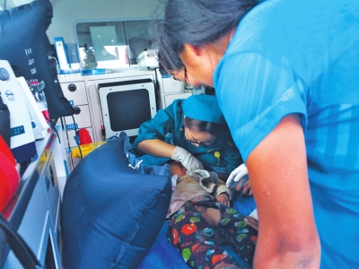 小生生被救出后立即送上救護(hù)車 小生生被救出后立即送上救護(hù)車
