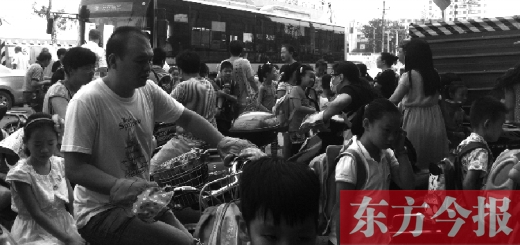 9月4日下午，文化路一小附近，大批陪讀家長接孩子。