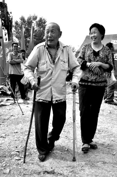 2011年6月26日，何兆勝在三女兒的陪伴下漫步在搬遷現(xiàn)場。