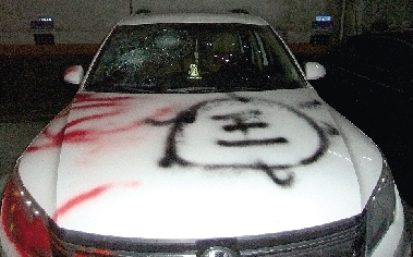 鄭州小區(qū)白色越野車(chē)遭襲 車(chē)身被噴多個(gè)烏龜圖案