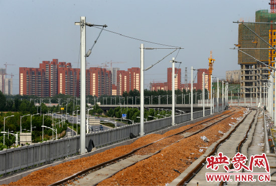 現(xiàn)代化的城際鐵路為日新月異的城市發(fā)展帶來了新的活力。