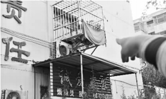 發(fā)生矛盾的一二樓鄰居，喇叭就安裝在二樓窗口。