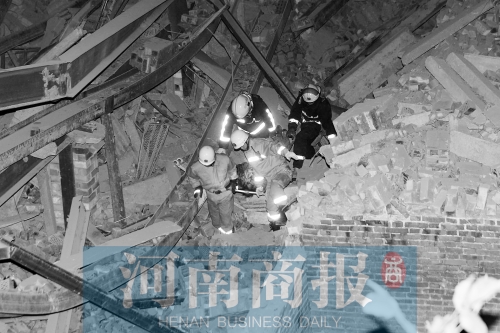 昨晚8點(diǎn)30分，消防員從廢墟中救出一名被埋者