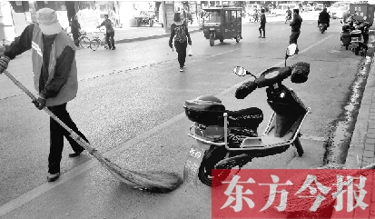 昨日，鄭州市中州大道上，穿梭于車流中上崗的環(huán)衛(wèi)工