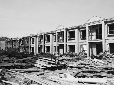 別墅群現(xiàn)場(chǎng)，工人正在施工，部分建筑已經(jīng)封頂。