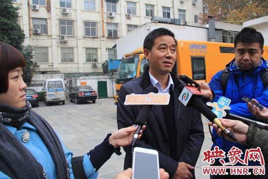 鄭州城市管理局行政執(zhí)法監(jiān)察支隊二大隊副大隊長杜陸水就“河南省人民會堂違法戶外廣告”一事，接受媒體采訪