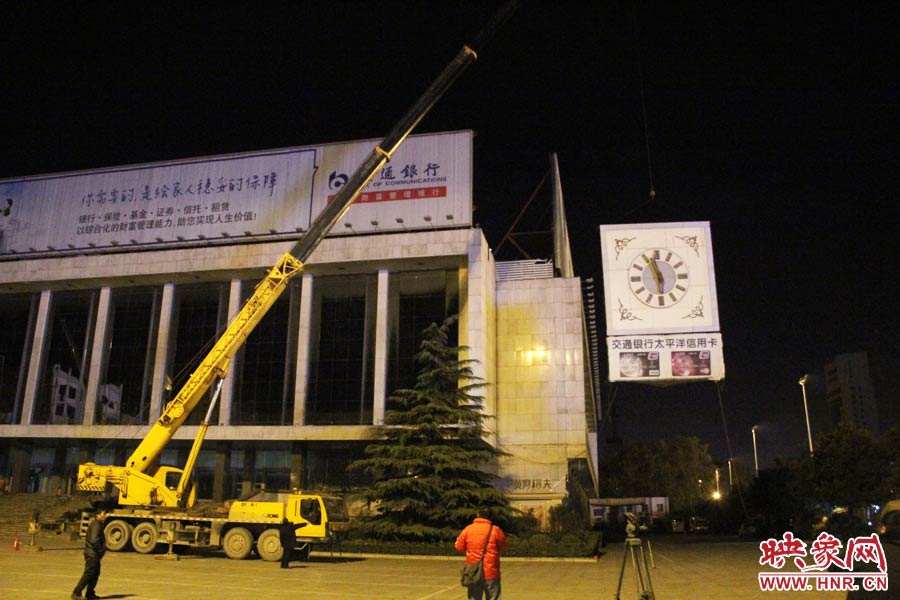 23點左右，位于樓頂東南角的第一塊牌被卸掉。