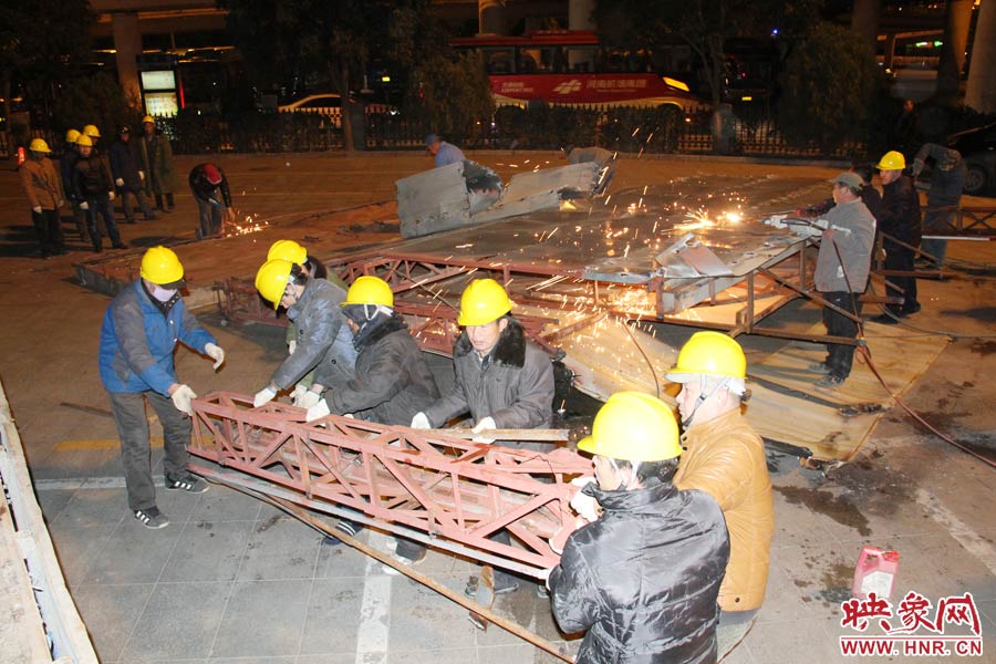 工人們揮動鐵錘，加快拆除進度。