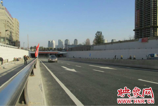 紅專路下穿中州大道隧道工程西起紅專路與姚寨路交叉口，東至紅專路與龍湖外環(huán)路交叉口。