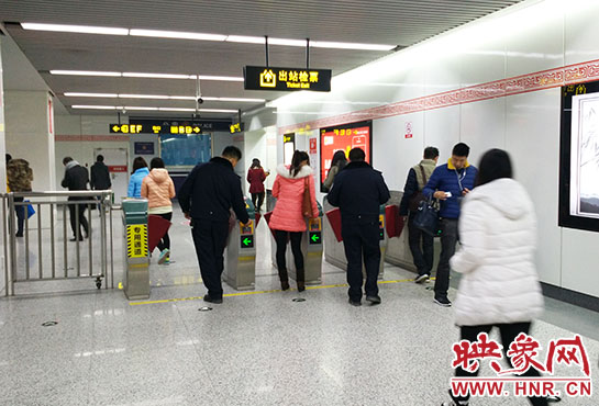 出站閘機(jī)口并沒有地鐵工作人員。