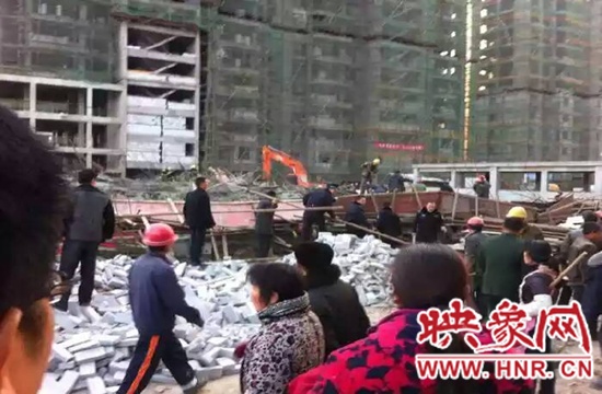 圖為事故現(xiàn)場情況，當(dāng)?shù)厝罕姽﹫D。