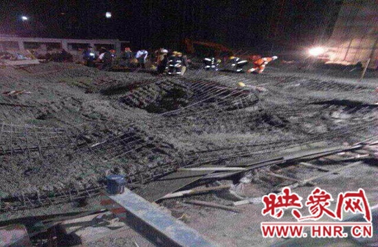 圖為事故現(xiàn)場情況，當(dāng)?shù)厝罕姽﹫D。