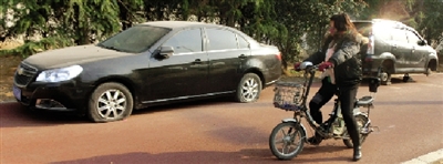 緊臨西三環(huán)一小區(qū)門口停的轎車，8輛車車胎被扎