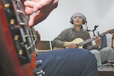 抱著吉他撥弄琴弦，子芙唱著自己的音樂。