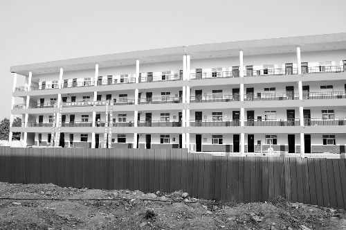 被平移的教學(xué)樓有四層，總重達(dá)6000多噸