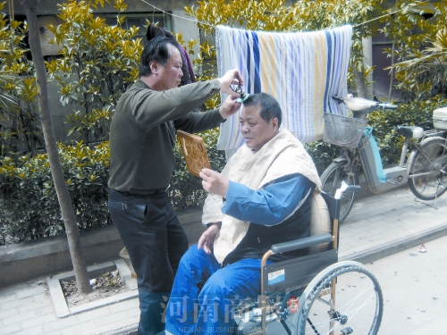 2011年8月18日，老鄰居給高新海剪發(fā)