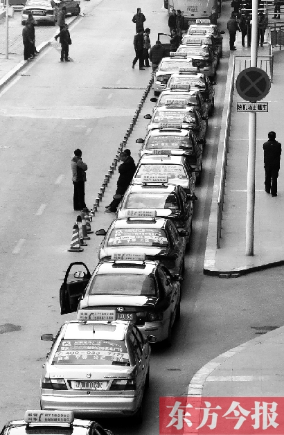 機場出租車等客區(qū)，停放的大部分都是藍色出租車