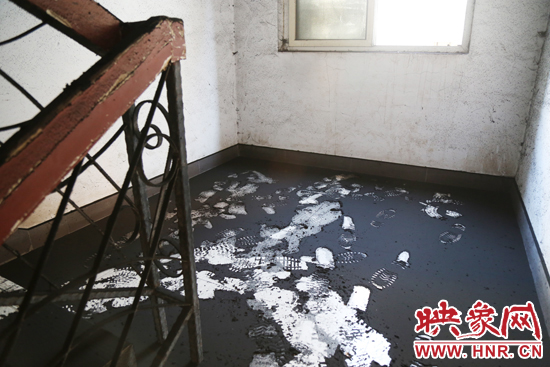 一樓到六樓的樓道內(nèi)都是黑色的煙塵。