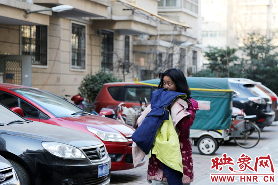 一名女孩的面容被熏黑。