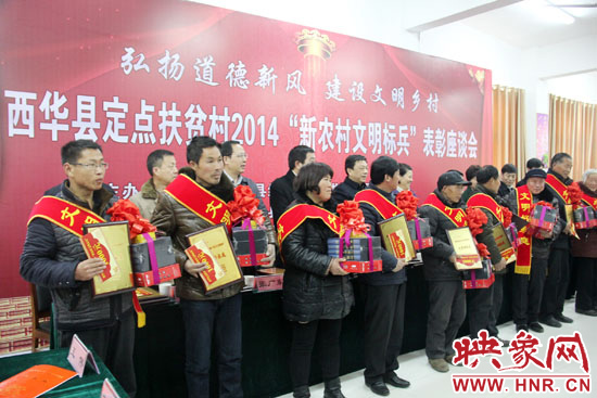 活動(dòng)現(xiàn)場(chǎng)，領(lǐng)導(dǎo)們向獲得“文明好家庭”、“文明好孝賢”、“文明好青年”、“文明好媳婦”、“文明好學(xué)生”