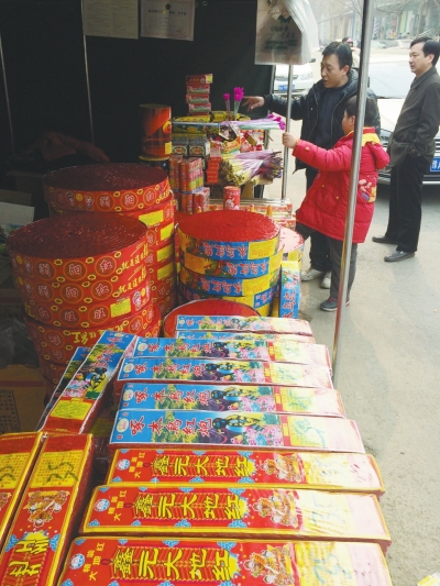 一家鞭炮攤兒前，只有少數(shù)人駐足購買。