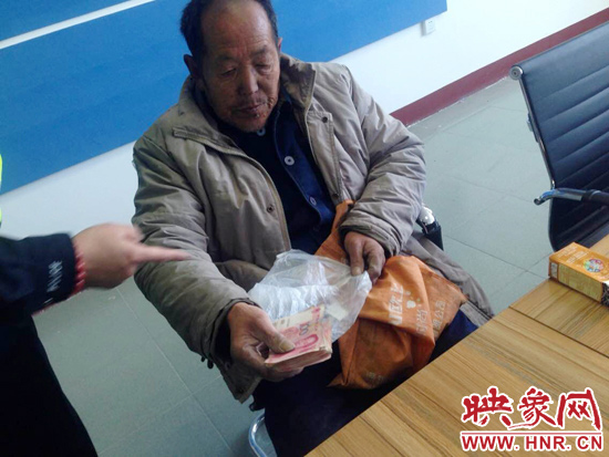 在把老人帶回駐地后，老人竟又從身上掏出幾千元現(xiàn)金要塞給民警。