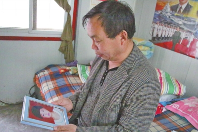 　每次想起自己3歲小孫女的無辜離世，老高都深深地悔恨自己交友不慎