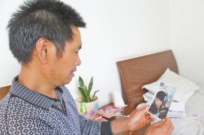 46歲的山村農(nóng)民祁振崗在失去兒子的同時(shí)，又陷入了“沒(méi)錢帶兒子回家”的揪心之痛中。