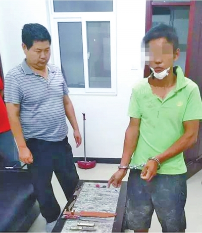 犯罪嫌疑人張某某（右）被抓時，挎包中被搜出兩把長約30厘米的尖刀