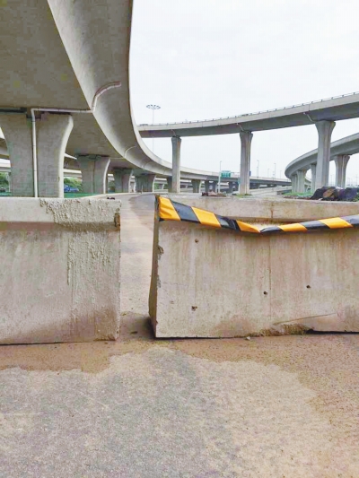  京廣快速路北延地面道路北三環(huán)入口處，一排石墩擋道，不讓入內(nèi)。