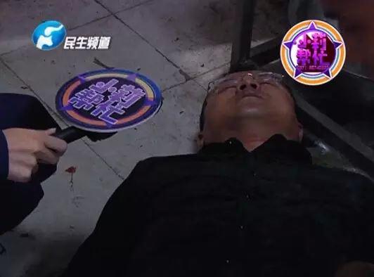 老板竟突然在廚房內(nèi)割腕自殺!發(fā)現(xiàn)意外情況后，小莉趕緊對傷者進行包扎，并撥打了120急救電話。