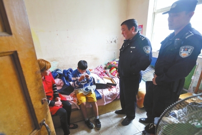 民警將小寶帶到他母親（紅衣女子）的住處，小寶拿出新鞋玩了起來。