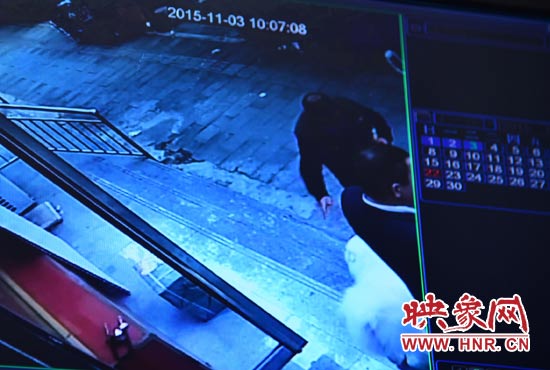 監(jiān)控錄像顯示，男子走向皮皮，將其拐走。