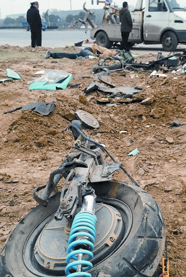 現(xiàn)場散落大量電動車碎片，車輪已完全脫離車體，可見當(dāng)時車禍的慘烈程度