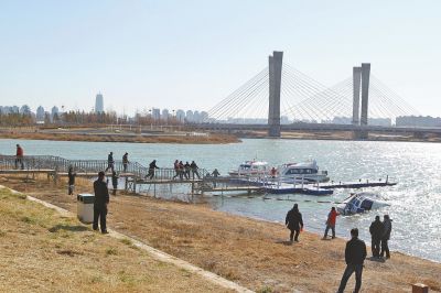 鄭州龍湖1號(hào)巡邏艇被凍爛沉船龍湖 兩時(shí)撈出沉船