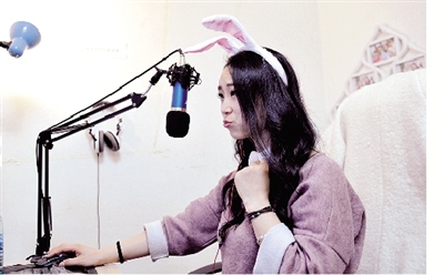 在一次直播中，小米戴上兔子頭飾，向網(wǎng)友賣萌