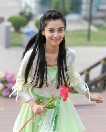 但是和倪妮站在一起，黑了一個色號，整個人都有點(diǎn)黯淡了。