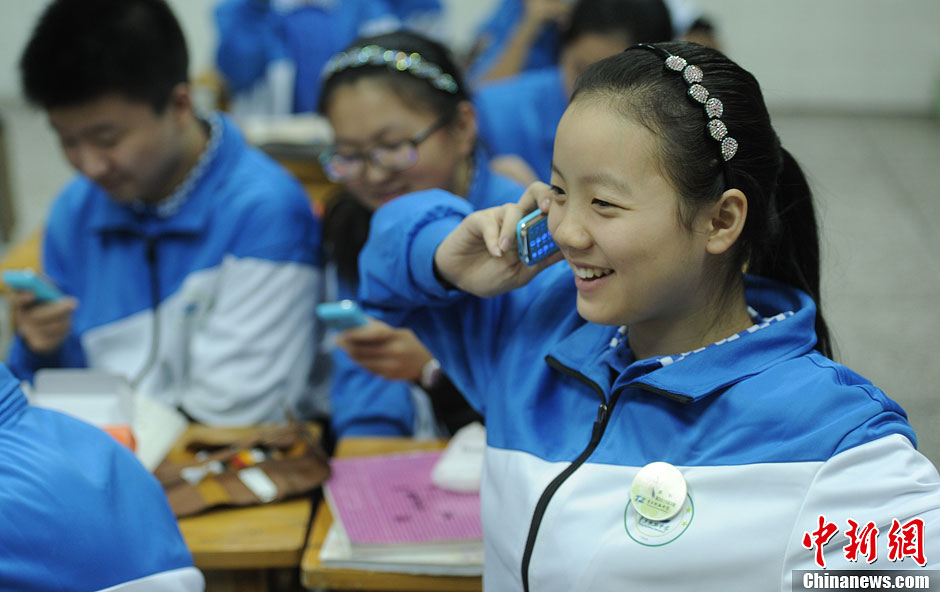 圖為一同學(xué)正在試手機(jī)的通話功能。