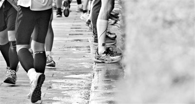 昨日，2013年北京馬拉松，因流動廁所和公廁有限，很多選手都“就地解決”，地面上“水”流成河。