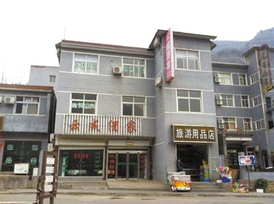 今年，胡萬(wàn)林涉嫌非法行醫(yī)的地點(diǎn)，就在這座農(nóng)家賓館內(nèi)。