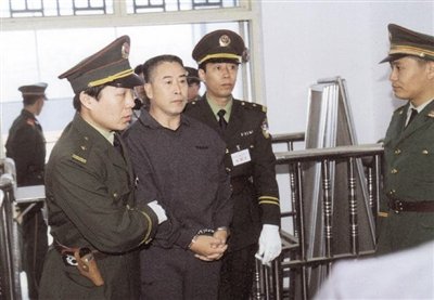 2000年9月30日，河南商丘，胡萬(wàn)林被法警押上法庭。