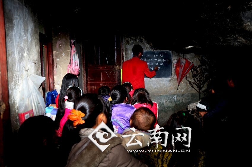 由于受到當(dāng)?shù)厝似缫暎箦伻Φ暮⒆觽儧](méi)有外出求學(xué)的機(jī)會(huì)，只能在這樣的簡(jiǎn)易房里學(xué)習(xí)