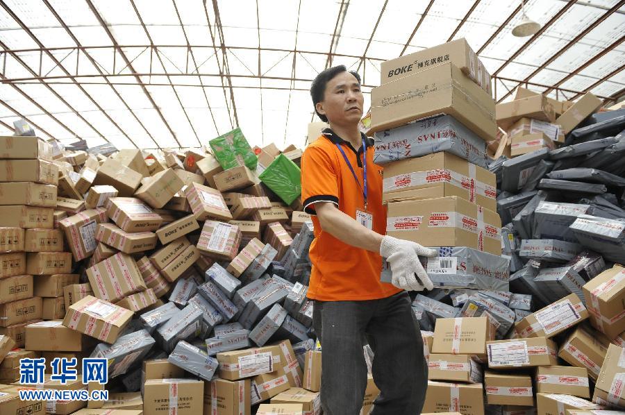 　11月11日，在圓通公司廣州一處分揀站，工作人員加緊處理堆積如山的快件。