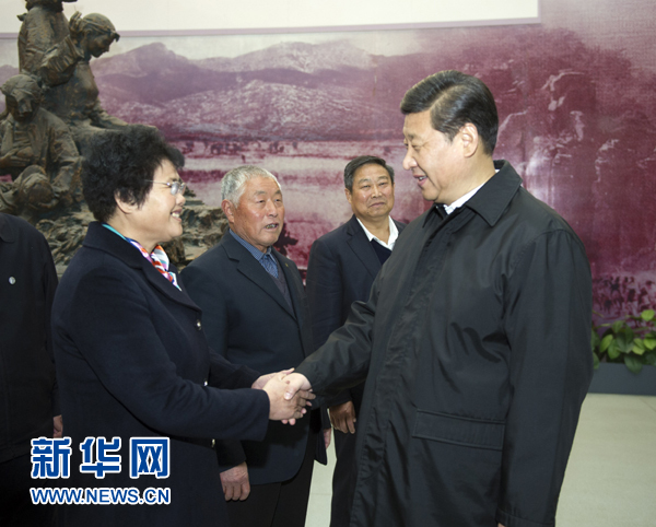 25日上午，習(xí)近平在臨沂華東革命烈士陵園參觀沂蒙精神展并會見當(dāng)?shù)叵冗M(jìn)模范和當(dāng)年支前模范后代代表。