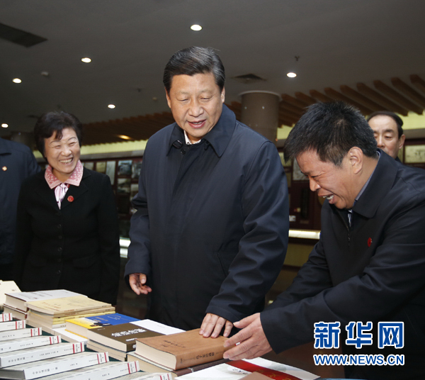 26日上午，習(xí)近平在孔子研究院參觀考察。新華社記者鞠鵬 攝