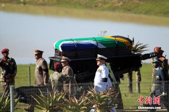 圖為南非海、陸、空三軍首腦為曼德拉護(hù)靈。宋方燦 攝