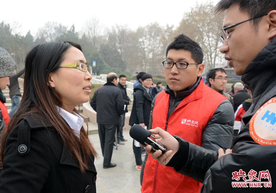活動現(xiàn)場映象網(wǎng)記者和新聞廣播記者采訪地鐵相關(guān)負責(zé)人 活動現(xiàn)場映象網(wǎng)記者和新聞廣播記者采訪地鐵相關(guān)負責(zé)人