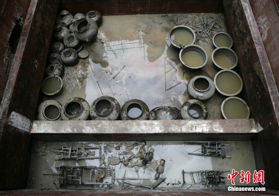 圖為漢墓群發(fā)掘現(xiàn)場出土了大量珍貴文物。